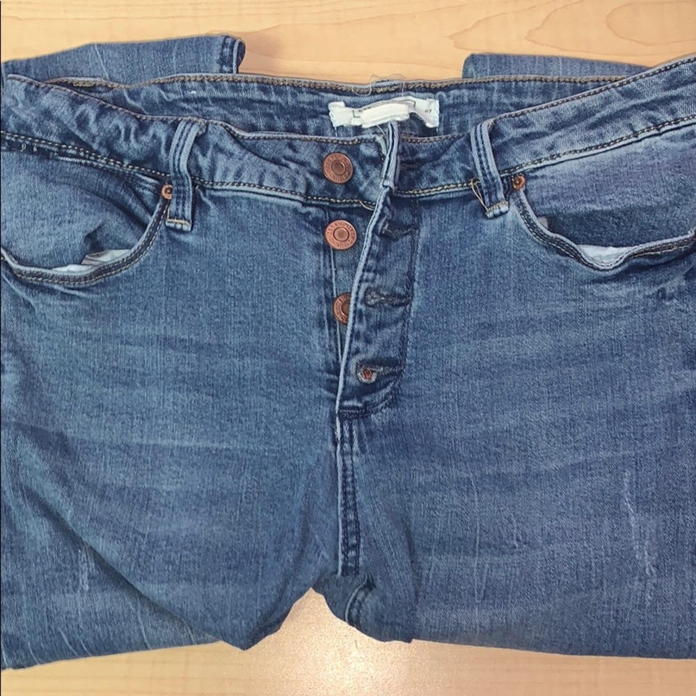 One knee ripped skinny jeans